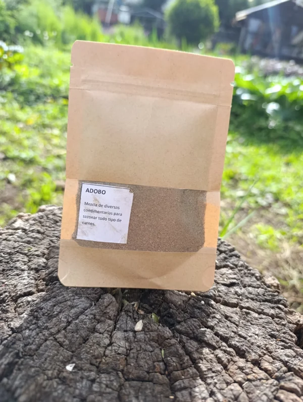 Adobo natural molido, elaborado con condimentos libres de químicos para sazonar carnes de forma saludable.