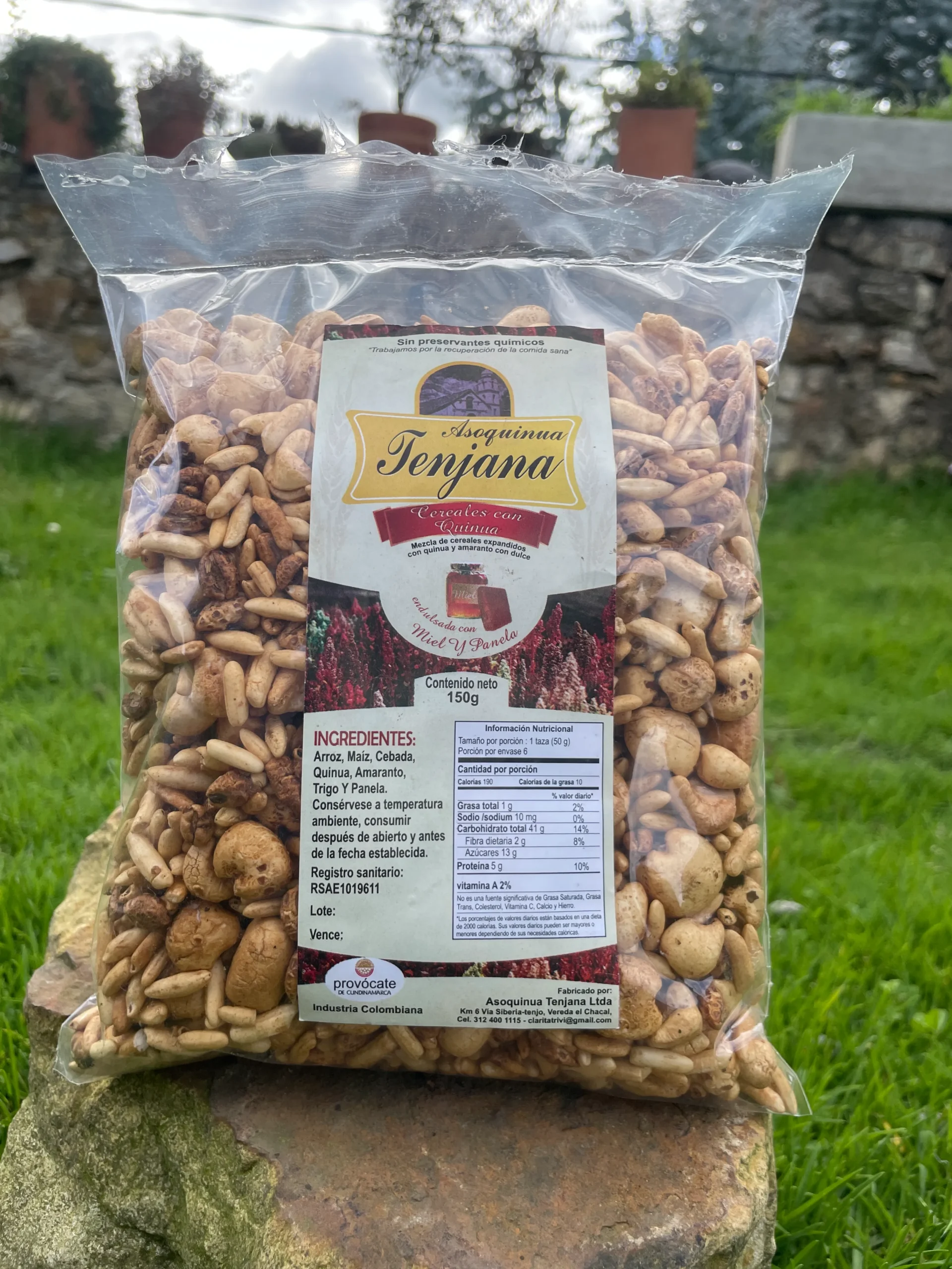 Bolsa de granola artesanal con quinua, amaranto, arroz, maíz, trigo y panela, elaborada por Asoquinua Tenjana.