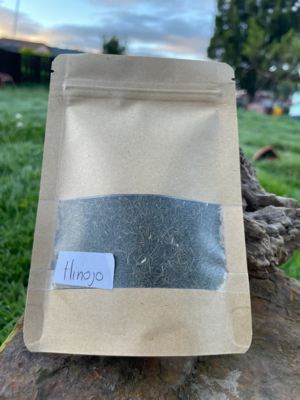 Hinojo seco empacado en bolsa artesanal, ideal para infusiones naturales y remedios digestivos.