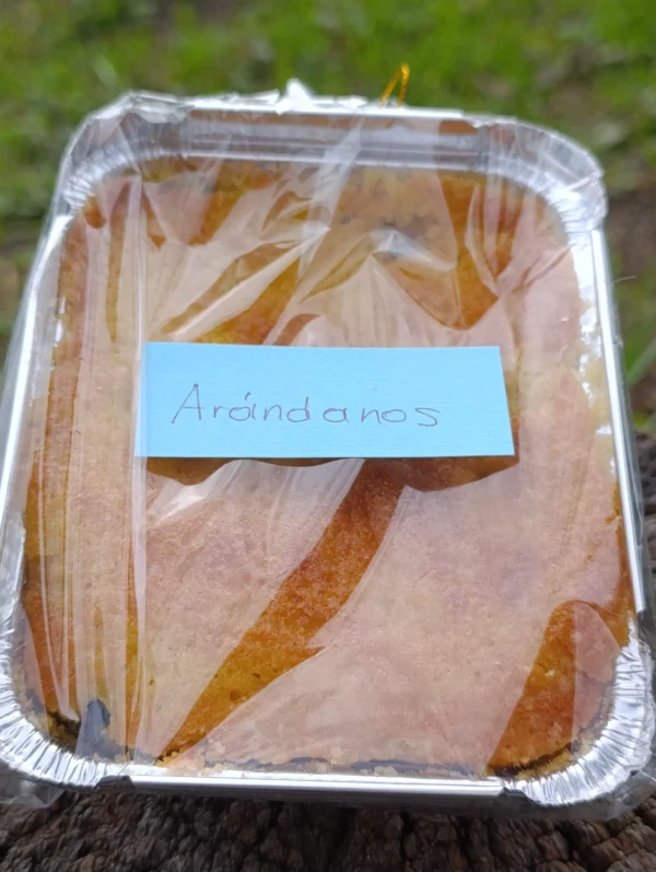 Mantecada artesanal de arándano en envase ecológico.