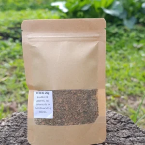 Bolsa ecológica con perejil molido para uso medicinal y culinario.
