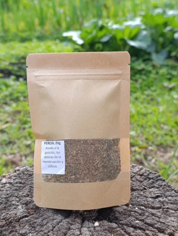 Bolsa ecológica con perejil molido para uso medicinal y culinario.