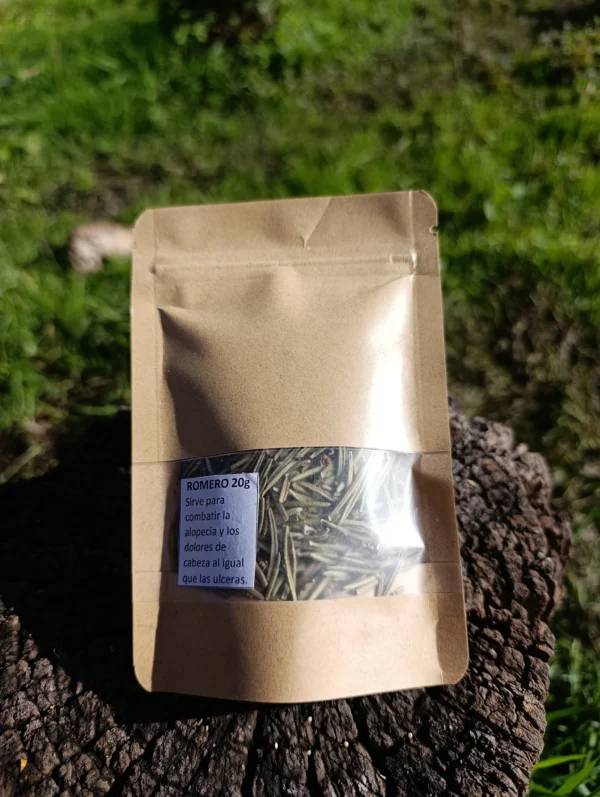 Romero seco natural empacado en bolsa kraft ecológica.