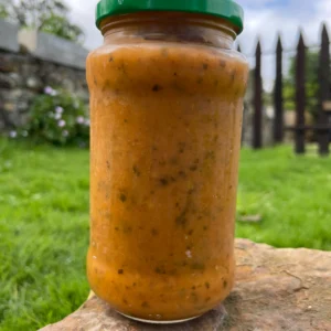 Imagen de rúgula (Eruca sativa) fresca y orgánica, dispuesta sobre una piedra en un entorno natural. Esta hoja verde es conocida por su sabor ligeramente picante y sus propiedades antioxidantes. Cultivada de forma sostenible, es perfecta para quienes buscan alimentos saludables, sin agroquímicos y ricos en nutrientes esenciales.