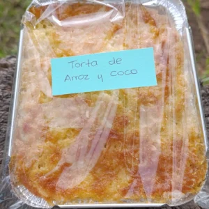 Torta artesanal de arroz con coco sin gluten, lista para consumir.