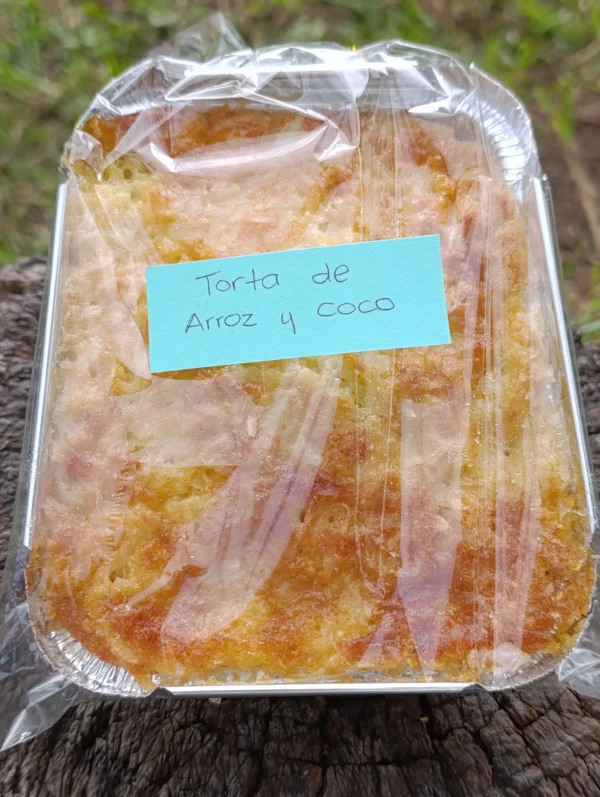 Torta artesanal de arroz con coco sin gluten, lista para consumir.