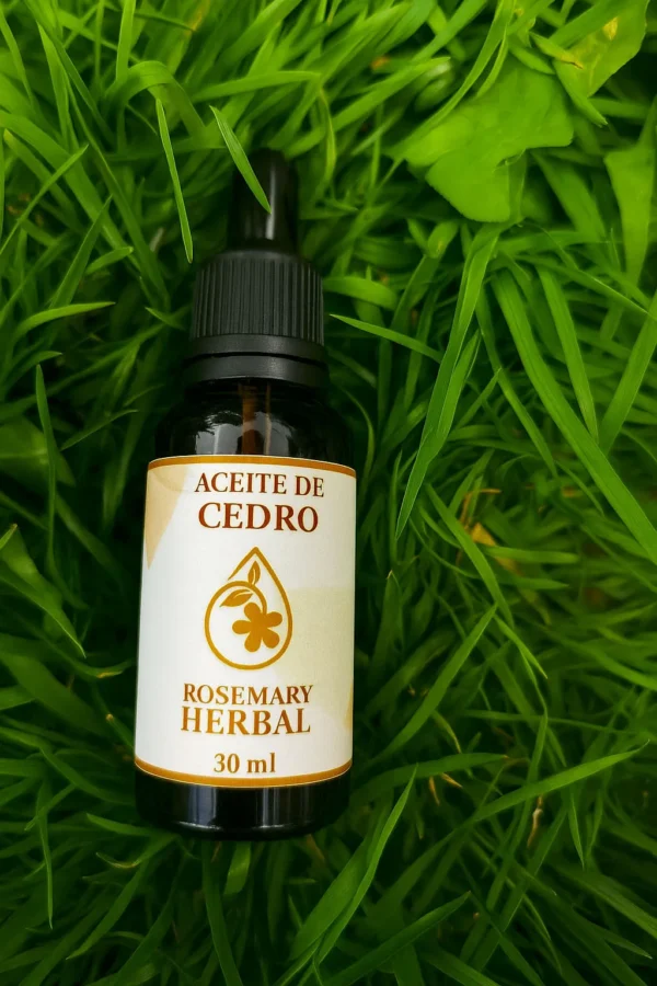 Botella de aceite esencial de cedro Rosemary Herbal de 30 ml, colocada sobre césped verde.