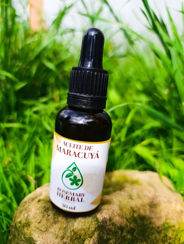 Frasco de aceite de maracuyá Rosemary Herbal de 30 ml sobre piedra en un entorno natural con pasto.
