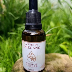 Frasco de aceite de orégano Rosemary Herbal de 30 ml sobre piedra y pasto, en entorno natural.