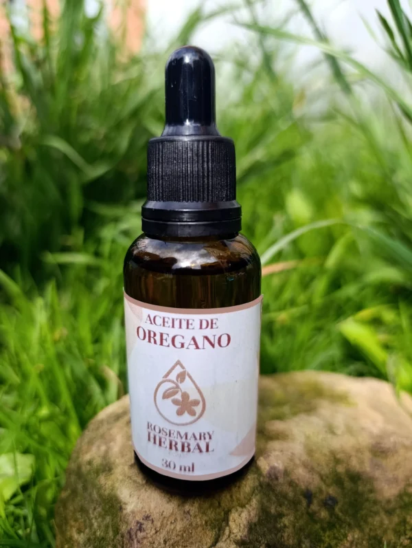 Frasco de aceite de orégano Rosemary Herbal de 30 ml sobre piedra y pasto, en entorno natural.