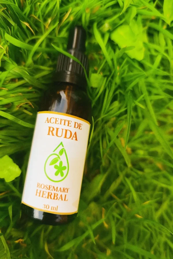 Frasco de aceite de ruda Rosemary Herbal de 30 ml sobre césped fresco.