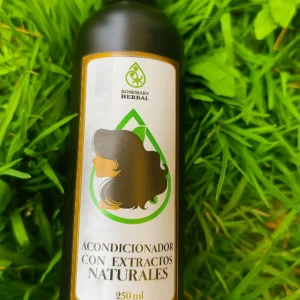Botella de acondicionador con extractos naturales Rosemary Herbal de 250 ml sobre césped verde.