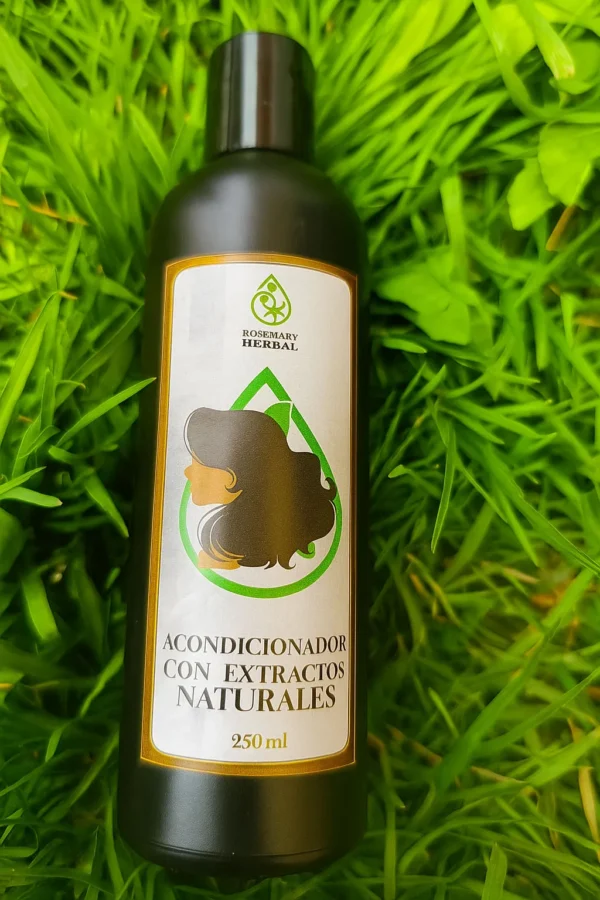 Botella de acondicionador con extractos naturales Rosemary Herbal de 250 ml sobre césped verde.
