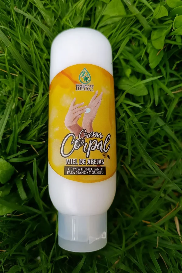 Envase de crema corporal Rosemary Herbal con miel de abejas sobre césped verde, ideal para hidratar manos y cuerpo.