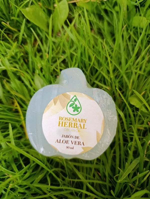 Jabón natural de aloe vera Rosemary Herbal de 90 ml sobre césped verde.