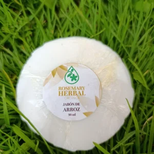 Jabón natural de arroz Rosemary Herbal de 90 ml sobre pasto verde.