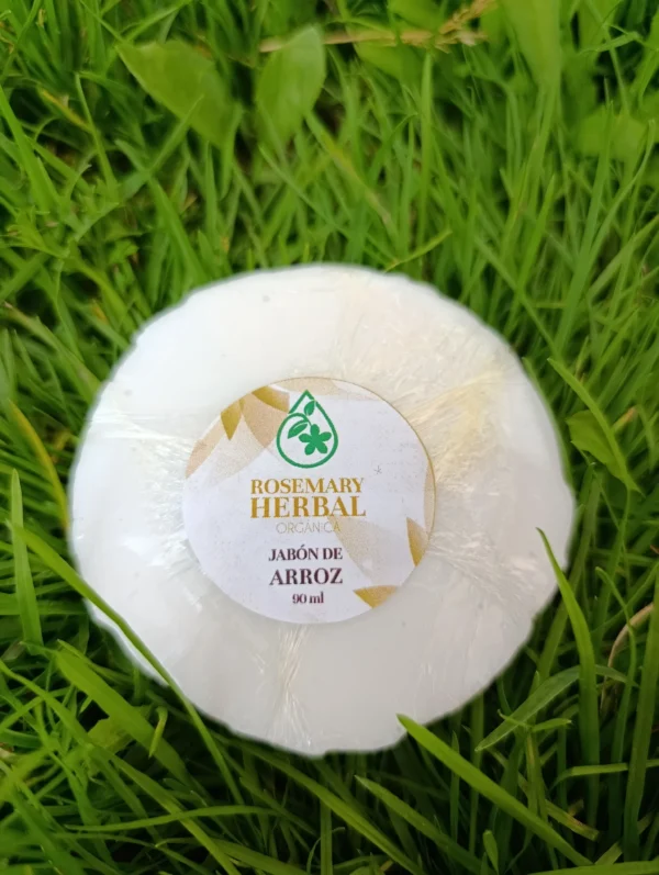 Jabón natural de arroz Rosemary Herbal de 90 ml sobre pasto verde.
