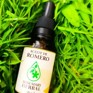 Botella de aceite de romero Rosemary Herbal de 30 ml en fondo de césped verde natural.