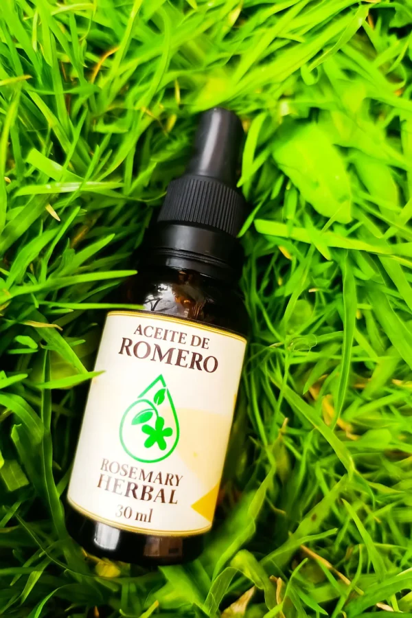 Botella de aceite de romero Rosemary Herbal de 30 ml en fondo de césped verde natural.