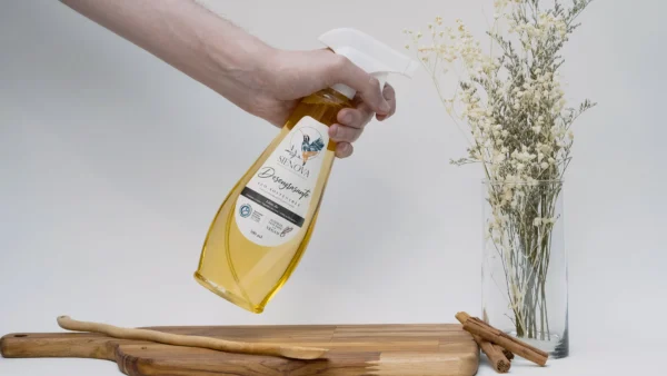 El lava loza eco-sostenible de Sienova es un producto biodegradable formulado sin agentes tóxicos, ideal para quienes buscan alternativas responsables en el hogar. Su fórmula vegana y libre de crueldad animal ofrece una limpieza efectiva sin comprometer la salud ni el planeta. Este producto forma parte del portafolio de Cunarú, comprometido con el bienestar auténtico y el impulso a mercados verdes que valoran tanto la calidad como el impacto ambiental. Perfecto para consumidores que eligen conscientemente productos libres de químicos.