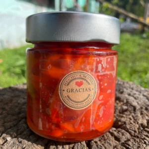 Frasco de conserva artesanal con tiras de pimentón asado.