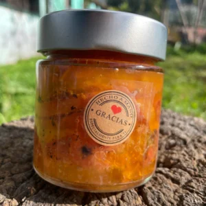 Frasco artesanal de tomates asados conservados en aceite de oliva.
