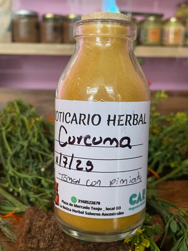 Cúrcuma en polvo Apoticario Herbal, especia natural con propiedades antiinflamatorias y antioxidantes.