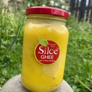 Ghee Siloe con ajo y finas hierbas en frasco de vidrio, mantequilla clarificada saborizada para cocinar de forma natural.