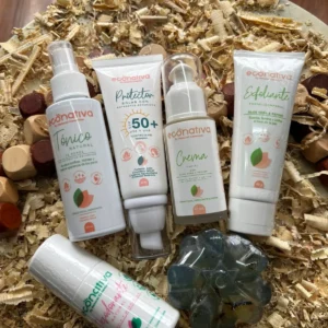 Kit Eco Esencial Econativa con tónico facial de té verde, protector solar natural SPF 50, crema facial, exfoliante natural y desodorante natural.